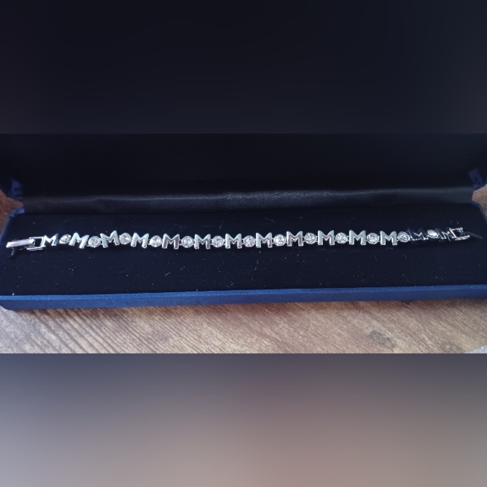Swarovski crystal "Mom" bracelet - Picture 2 of 3